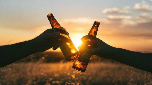 Bere birra fa bene: lo dice la scienza