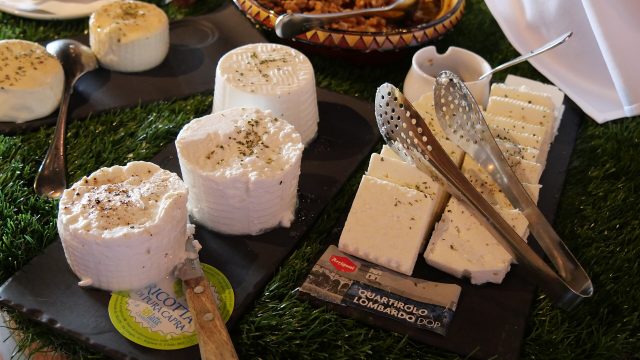 Formaggi magri su un tagliere