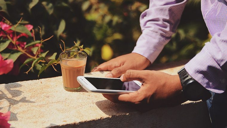 Smartphone in mano