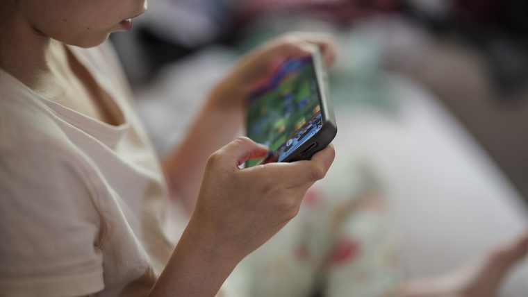 Bambino con lo smartphone