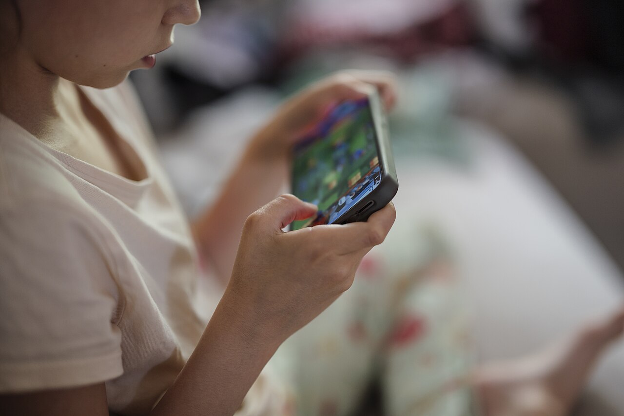 Bambino con lo smartphone