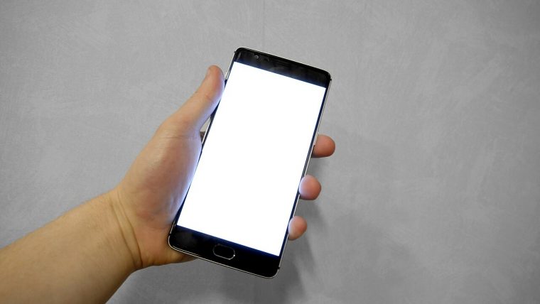 Smartphone in mano
