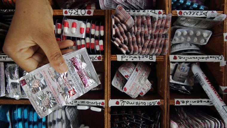 Confezioni di farmaci in farmacia