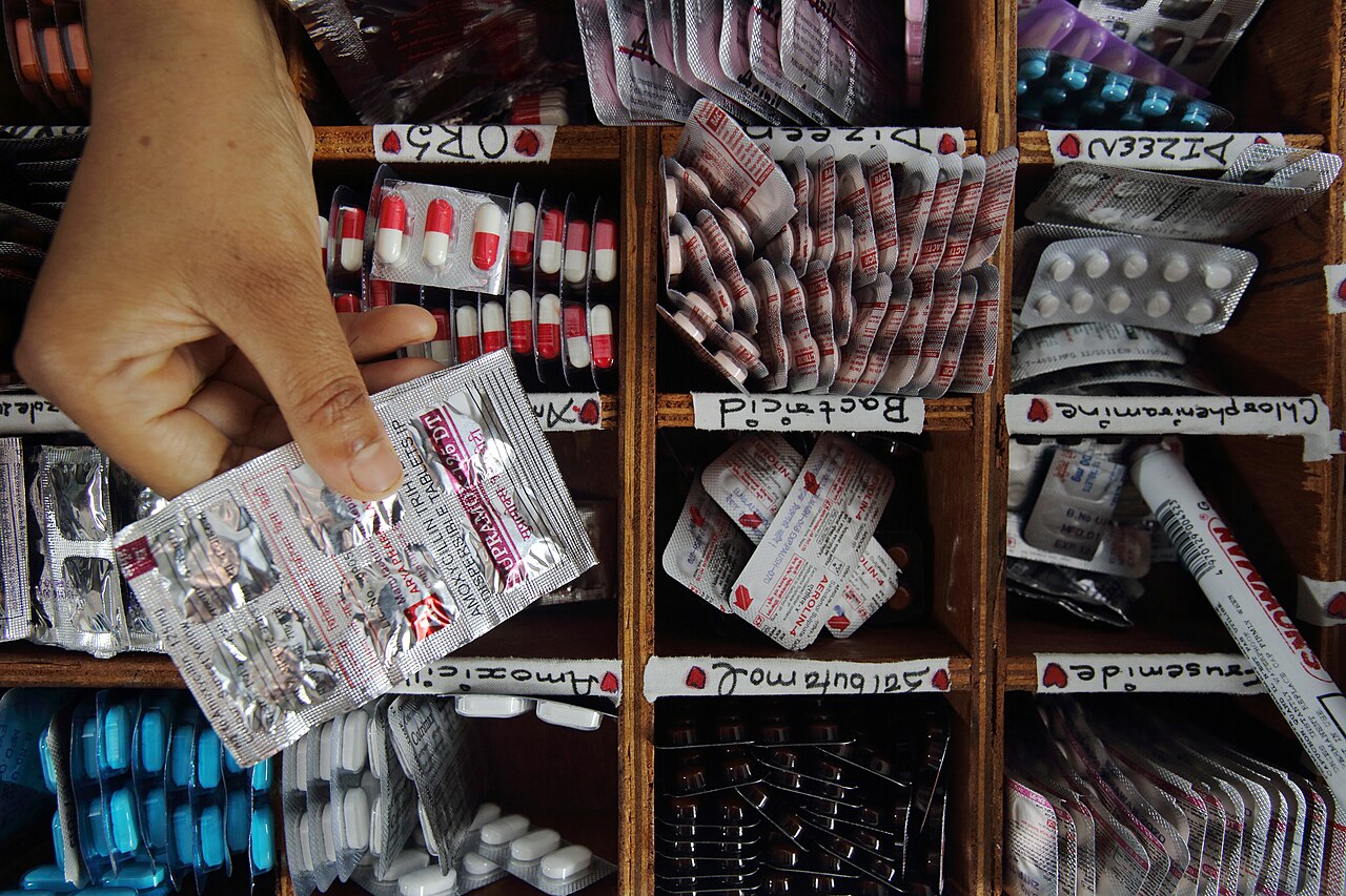 Confezioni di farmaci in farmacia
