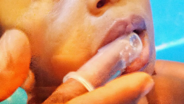 Bambino che si lava i denti