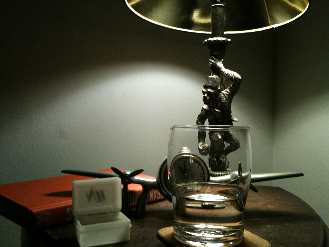 Comodino con lampada