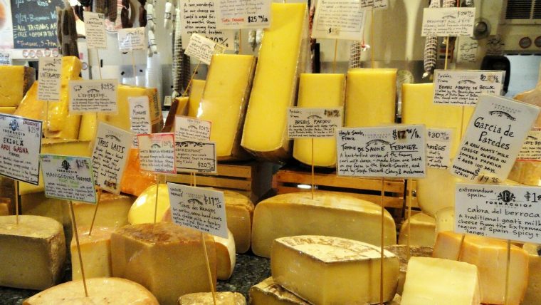 Formaggi in vetrina