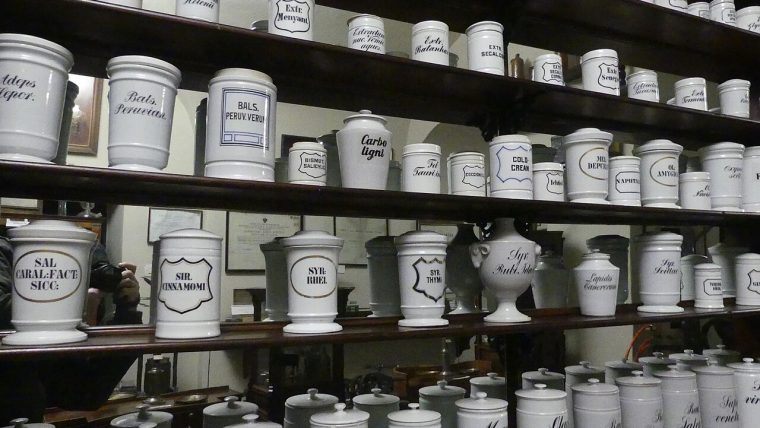 Scaffali di farmacia