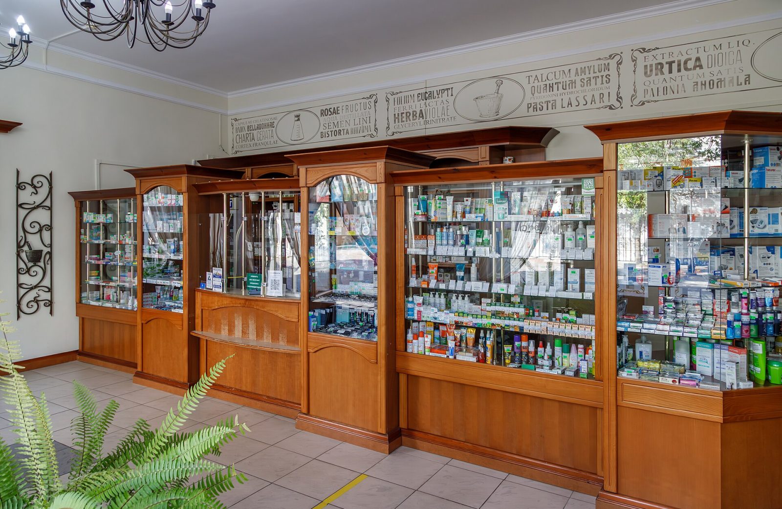 Un farmacista prepara i medicinali al banco