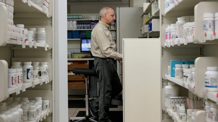 Farmacista al computer
